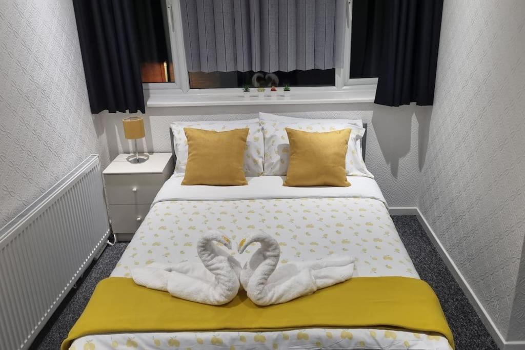 מיטה או מיטות בחדר ב-Your Home away from Home.