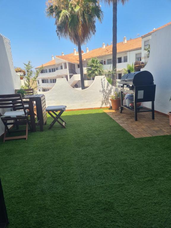 Vonkajšia záhrada v ubytovaní Apartamento en Mijas con Terraza, capacidad para 5 personas con piscina de temporada