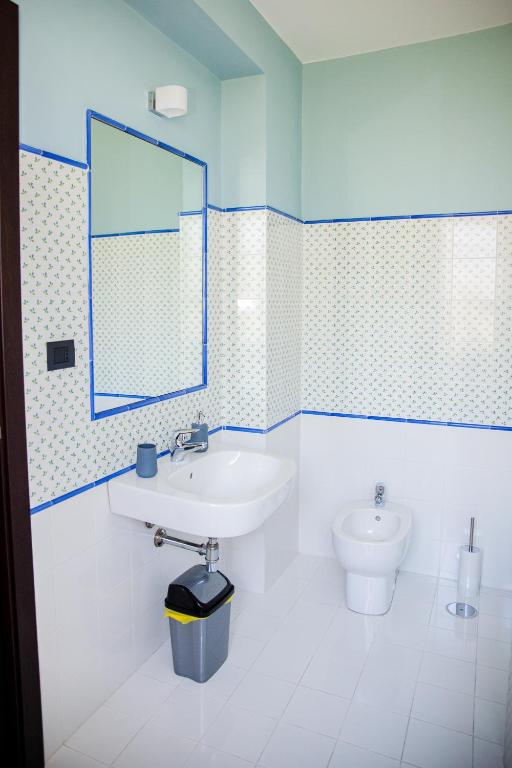 A bathroom at Le Colonne
