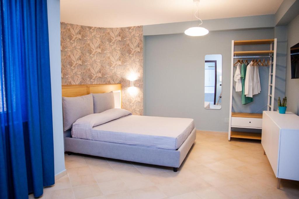 A bed or beds in a room at Le Colonne