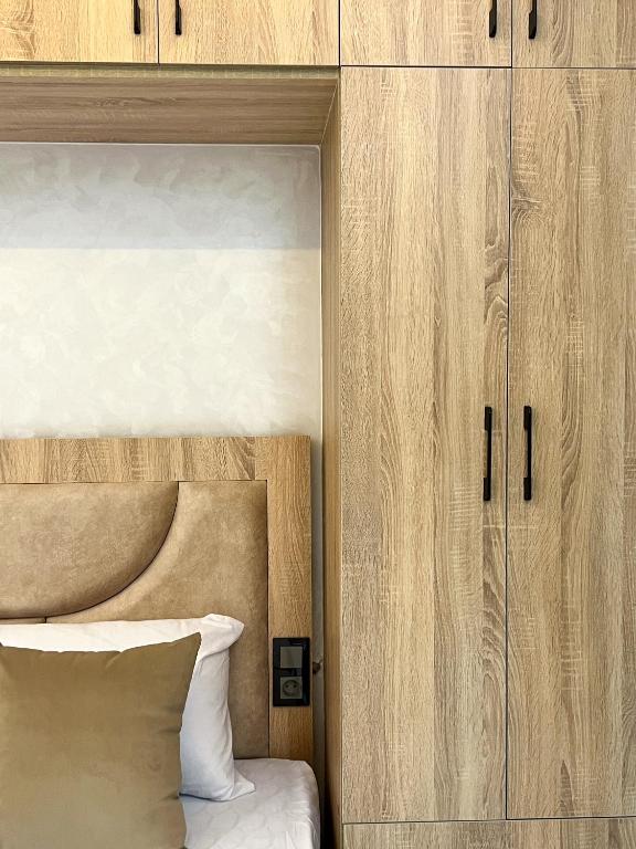 una camera con letto e armadi in legno di Royal Rif Alhoceima ad Al-Ḥoseyma