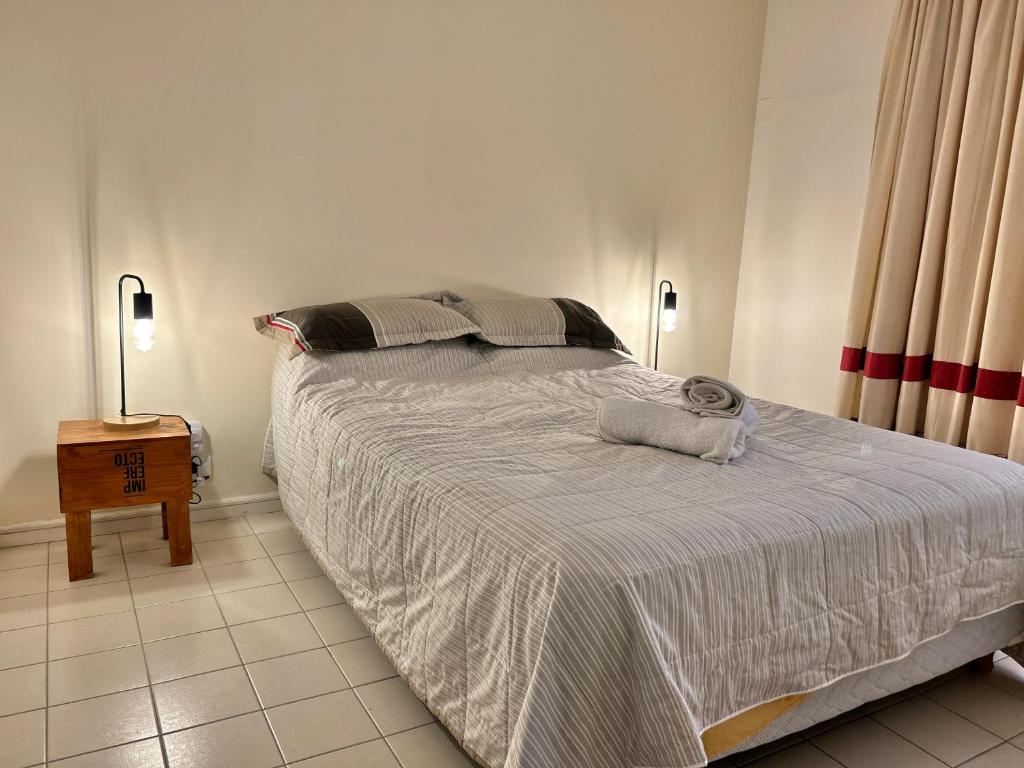 um quarto com uma cama grande num quarto em Departamento en Mendoza Capital em Mendoza