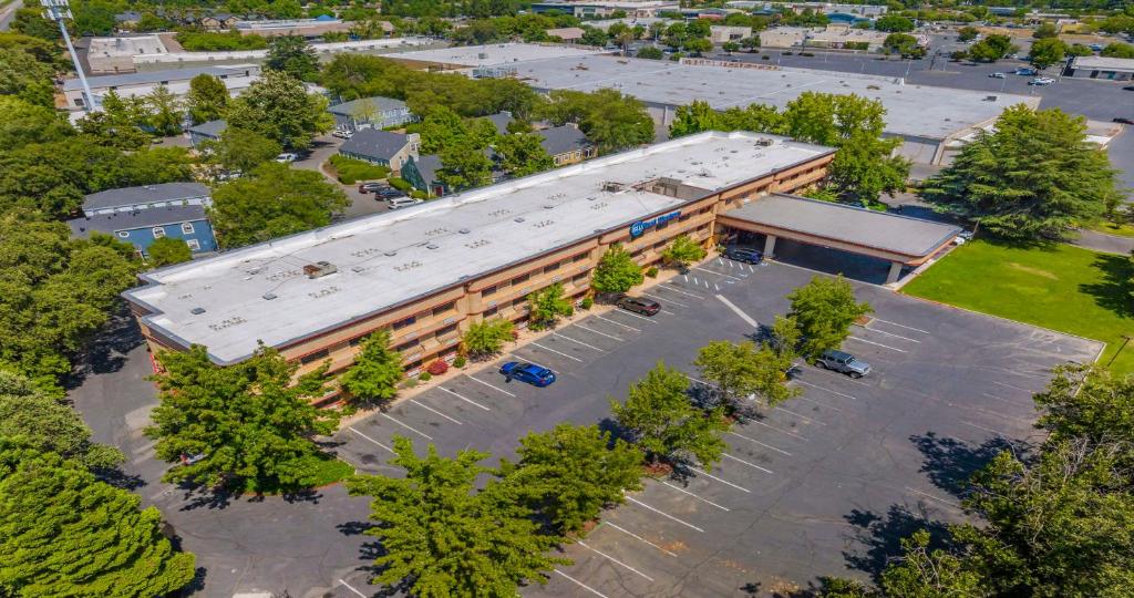 an overhead view of a building with a parking lot at Best Western Heritage Inn Chico in Chico
