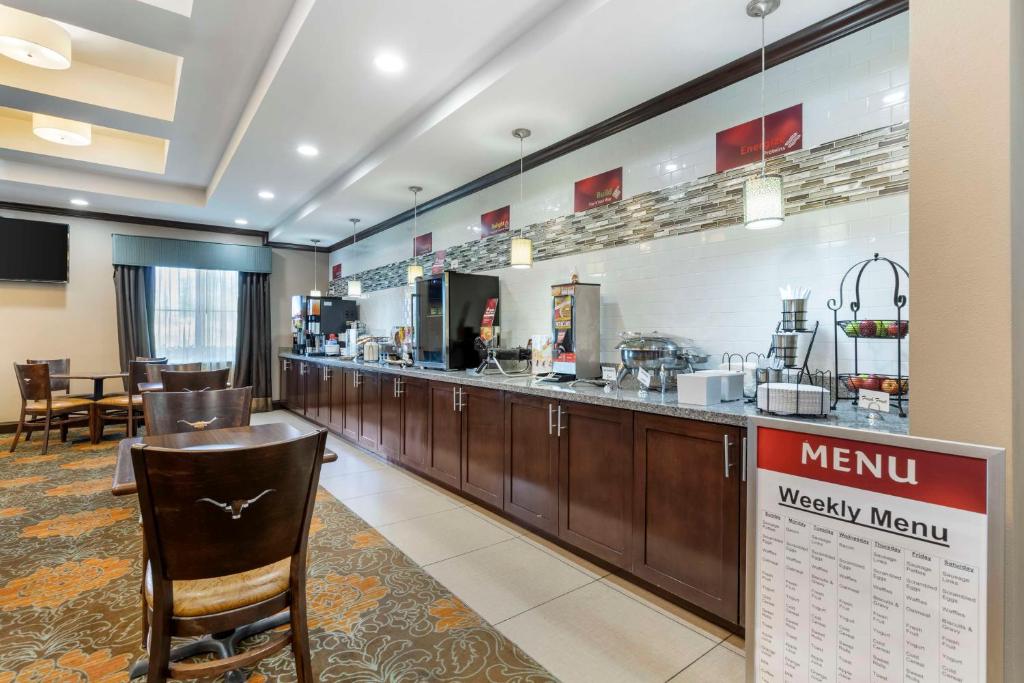 Lounge nebo bar v ubytování Best Western Plus Longhorn Inn & Suites