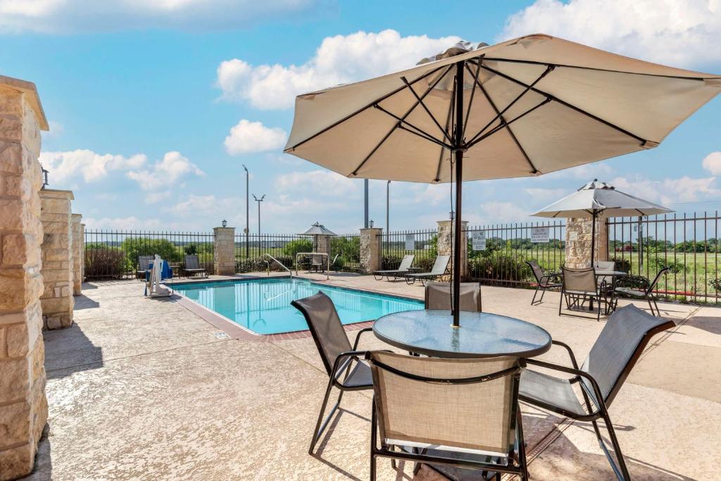 Bazén v ubytování Best Western Plus Longhorn Inn & Suites nebo v jeho okolí