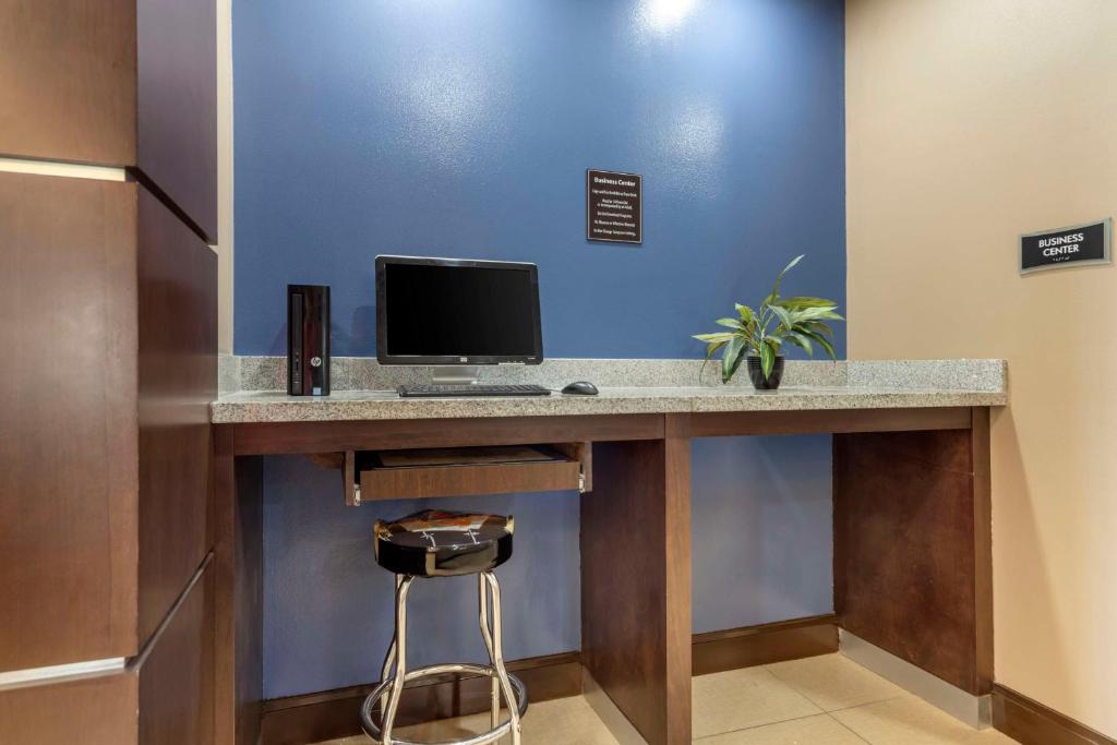 TV a/nebo společenská místnost v ubytování Best Western Plus Longhorn Inn & Suites