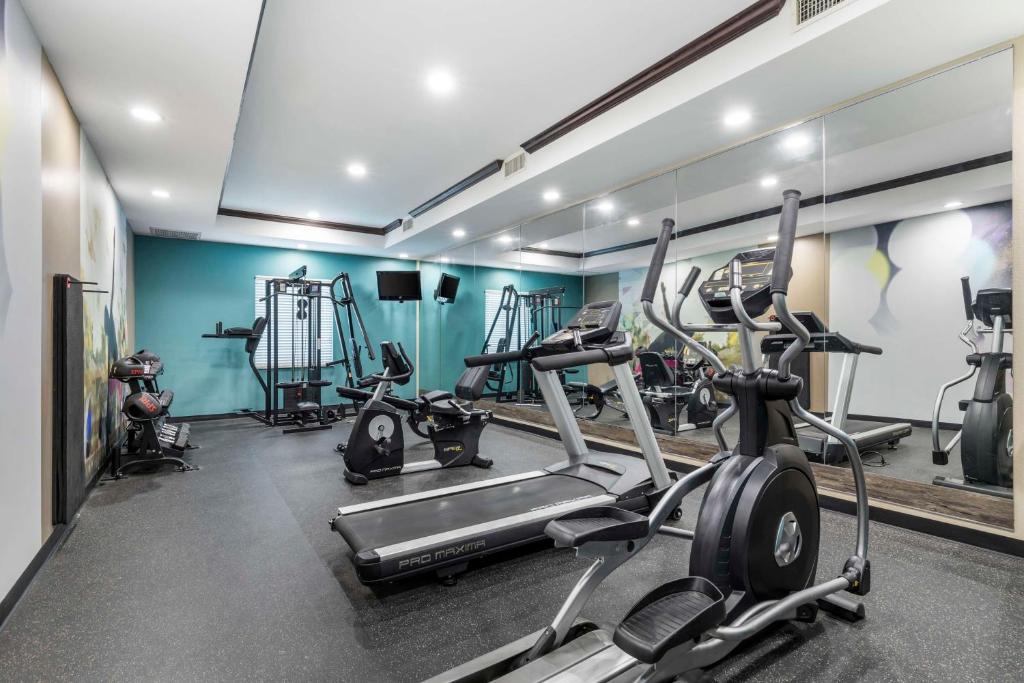 Fitness centrum a/nebo fitness zařízení v ubytování Best Western Plus Longhorn Inn & Suites