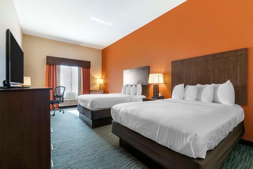 Postel nebo postele na pokoji v ubytování Best Western Plus Longhorn Inn & Suites