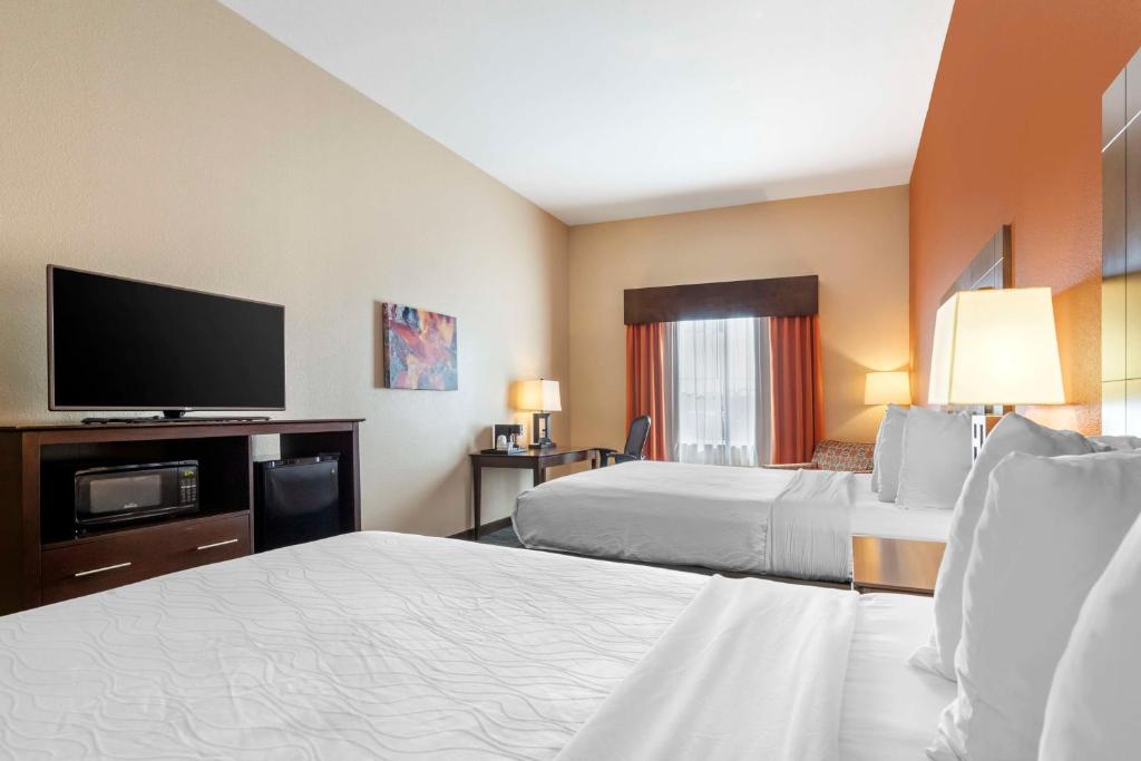 TV a/nebo společenská místnost v ubytování Best Western Plus Longhorn Inn & Suites