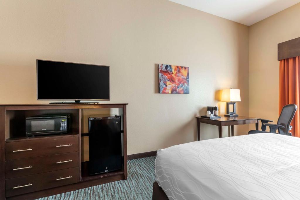 TV a/nebo společenská místnost v ubytování Best Western Plus Longhorn Inn & Suites