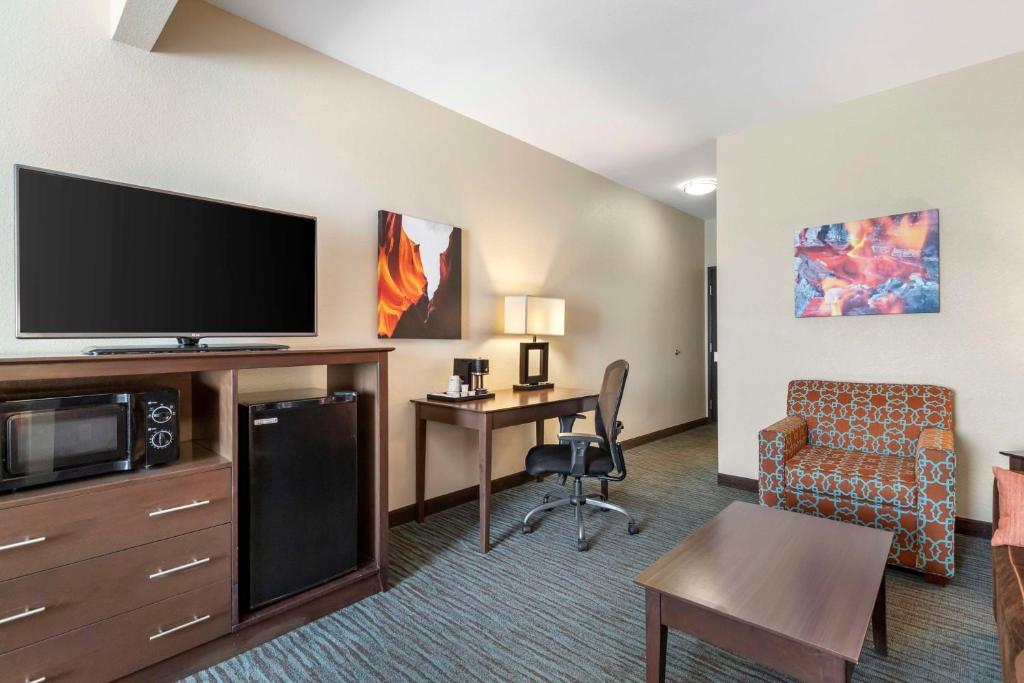 TV a/nebo společenská místnost v ubytování Best Western Plus Longhorn Inn & Suites