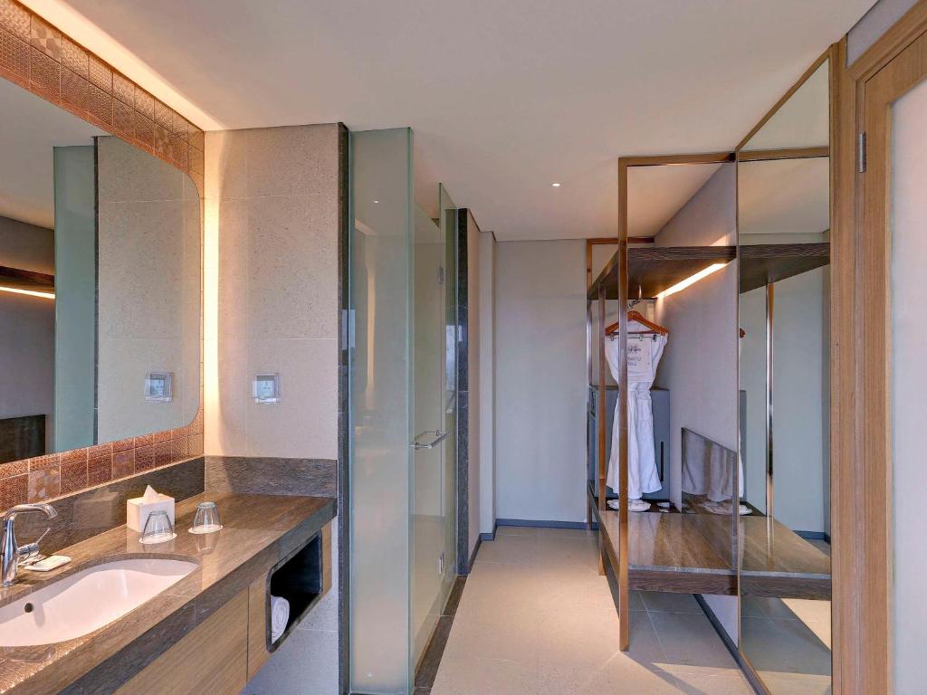 Koupelna v ubytování Mercure Jakarta Gatot Subroto