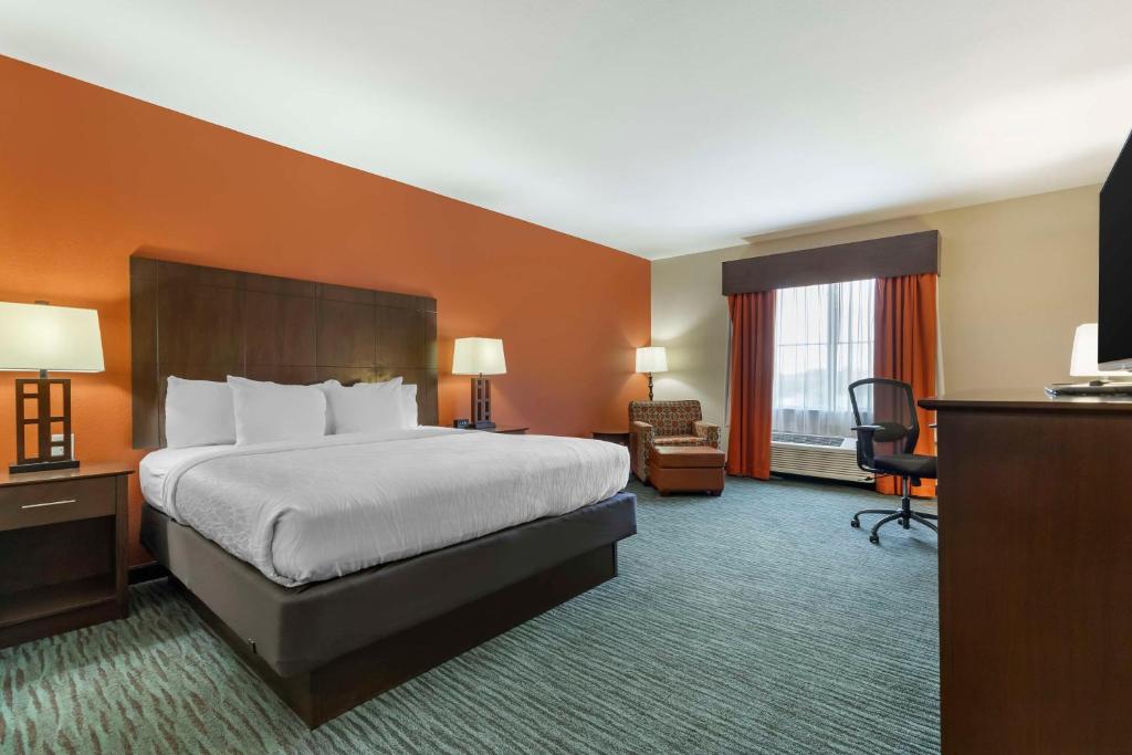 Postel nebo postele na pokoji v ubytování Best Western Plus Longhorn Inn & Suites