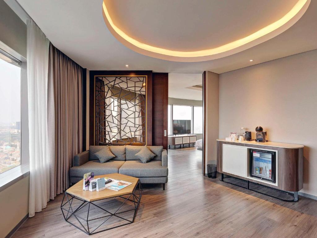 Posezení v ubytování Mercure Jakarta Gatot Subroto