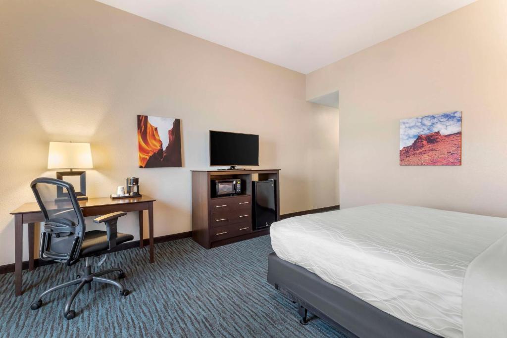 TV a/nebo společenská místnost v ubytování Best Western Plus Longhorn Inn & Suites