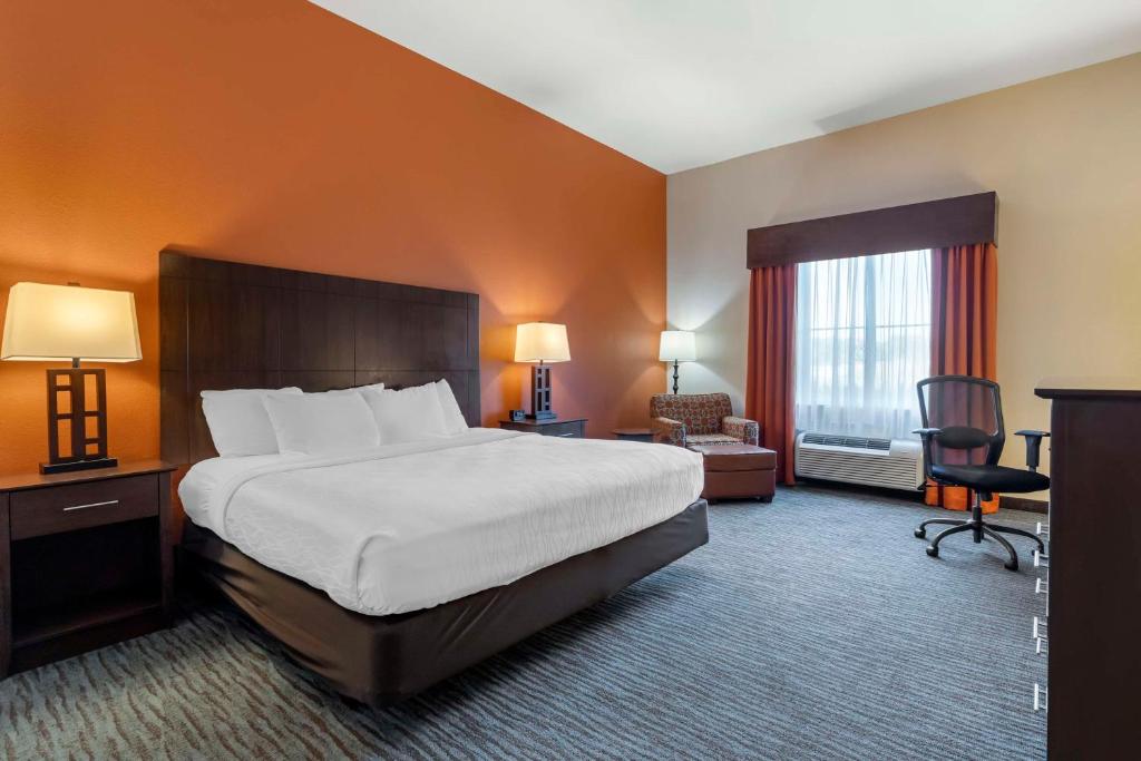 Postel nebo postele na pokoji v ubytování Best Western Plus Longhorn Inn & Suites