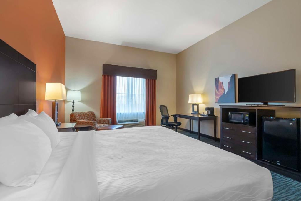 Postel nebo postele na pokoji v ubytování Best Western Plus Longhorn Inn & Suites