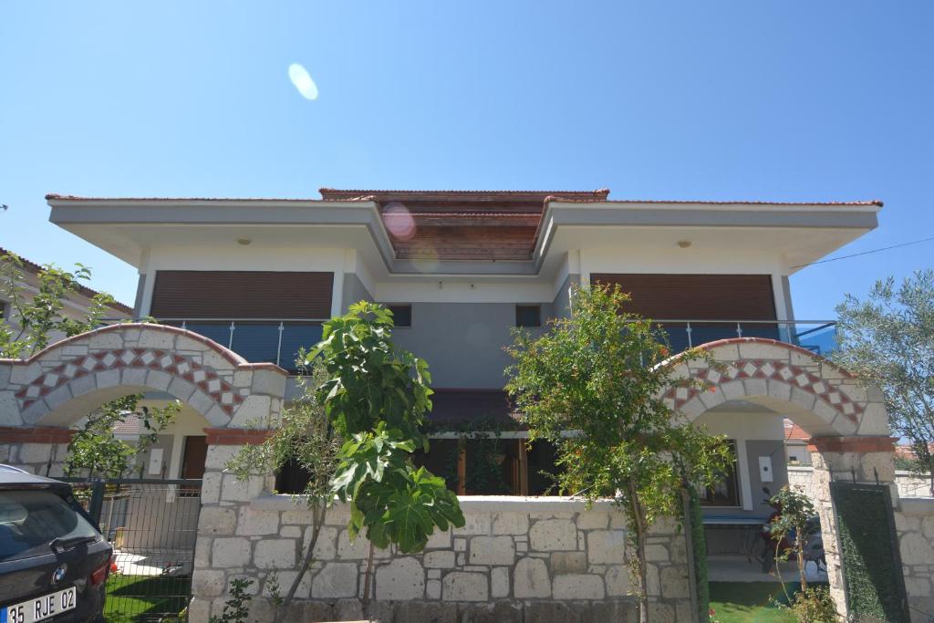 dom z dwoma łukami przed nim w obiekcie Nalyakonak w mieście Alaçatı