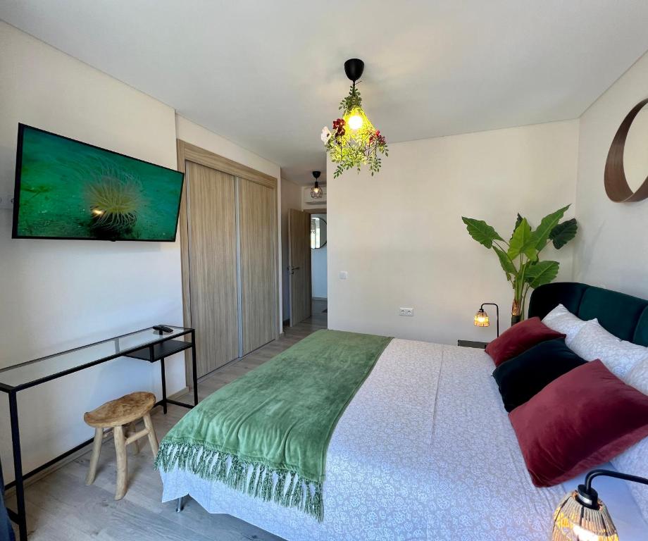 Un pat sau paturi într-o cameră la McRamé Design Apt Sea View, Beachfront, Swimming Pool, 2BDR, 2BAR, 6 pax, Praia da Rocha