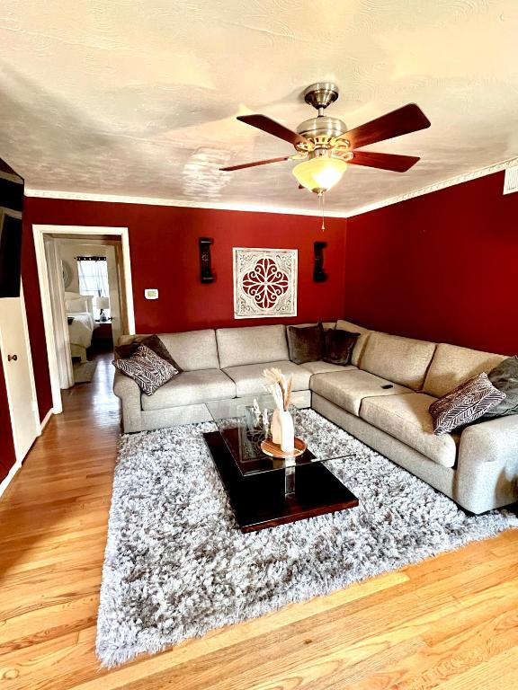 - un salon avec un canapé et un ventilateur de plafond dans l'établissement Cozy Entire Apartment in Dallas, à Dallas