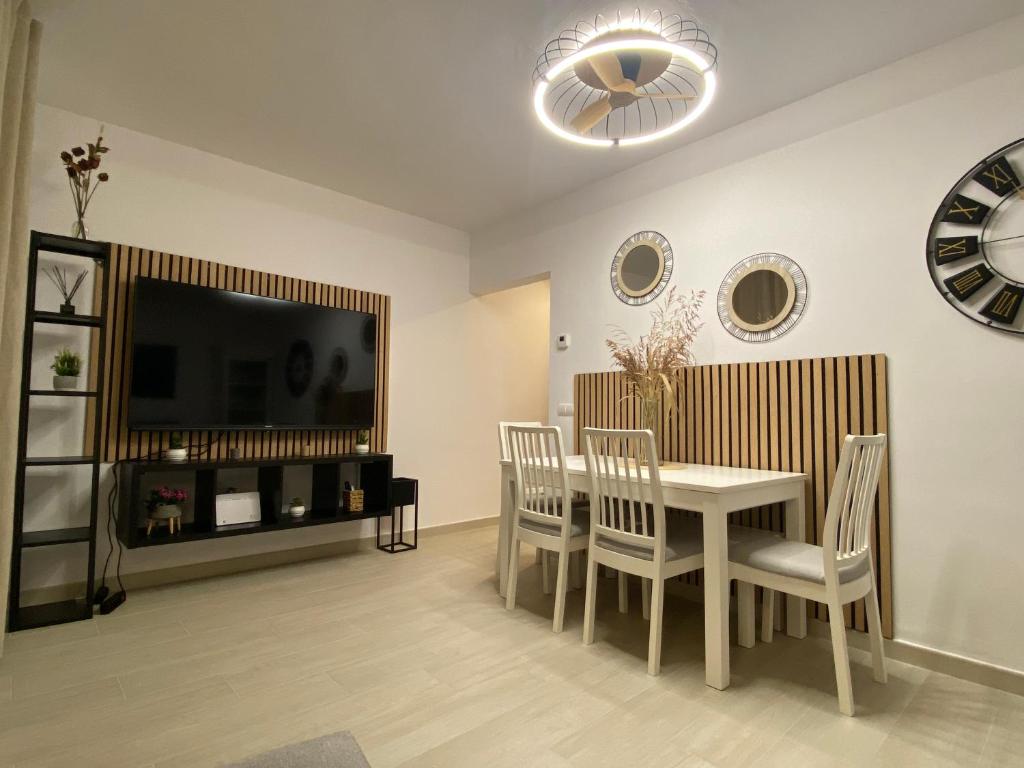 TV a/nebo společenská místnost v ubytování APARTAMENTS L’ARC