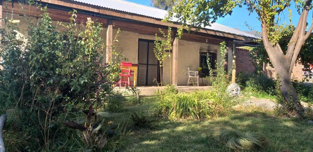 ein Haus mit Garten davor in der Unterkunft Cabañas El Desván in Puente Negro