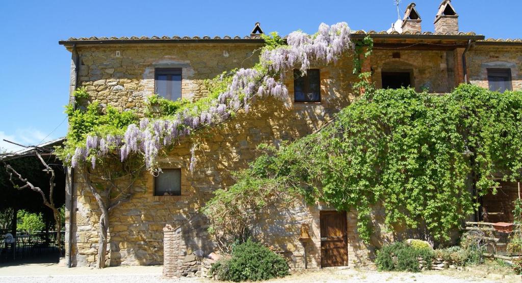 an old stone building with wisteria on it at La Casa Di Campagna in Magione