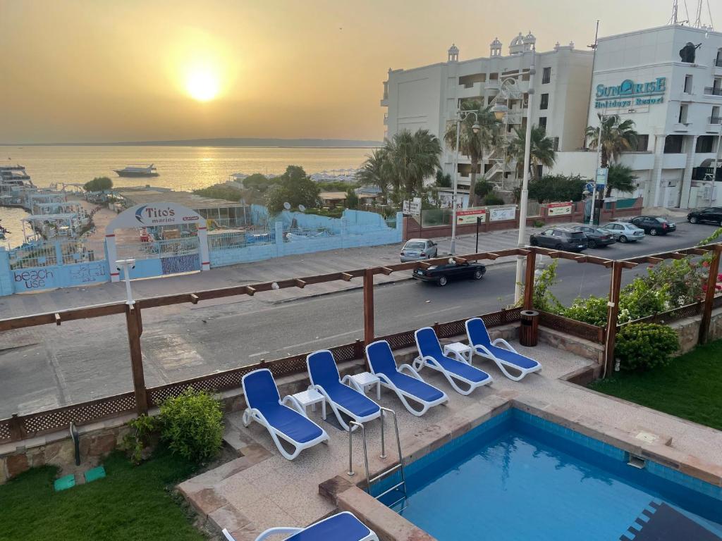 - un groupe de chaises assises à côté de la piscine dans l'établissement Serafy City Center Hostel and Pool for Foreigners Adults Only, à Hurghada