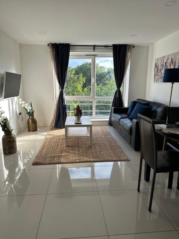 赫丁利的住宿－3 Bed Cozy Apartment - next to Leeds City Centre & University，客厅配有沙发和桌子