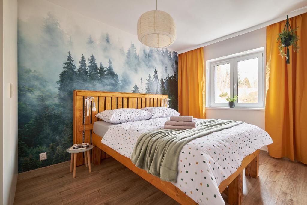 1 dormitorio con 1 cama y una pintura en la pared en LAS I GÓRY Jedlina-Zdrój. Apartament na 5, en Jedlina-Zdrój