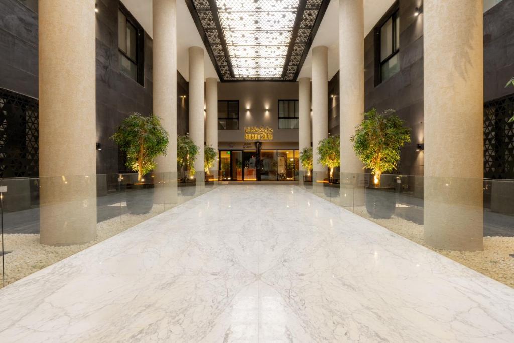 un vestíbulo vacío de un edificio con un gran suelo de mármol en Luxury Almalqa شقة فاخرة الملقا en Riad