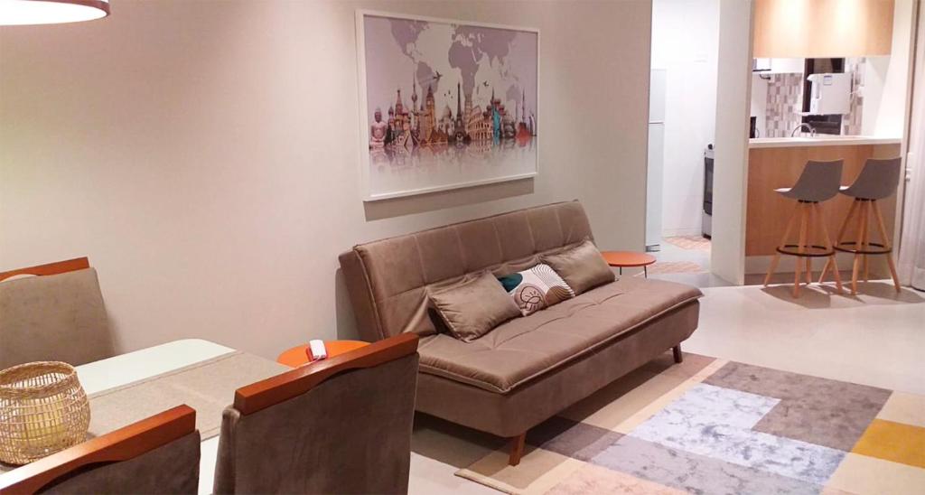uma sala de estar com um sofá e uma mesa em Apartamento novíssimo Copacabana no Rio de Janeiro