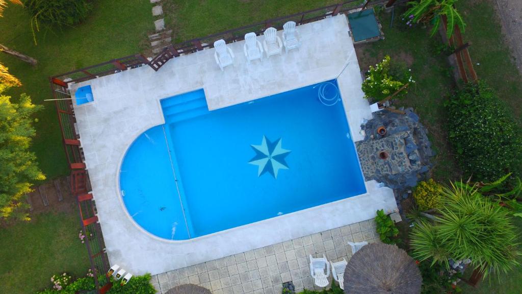 een uitzicht over een blauw zwembad bij Cabañas Ranger in Santa Rosa de Calamuchita