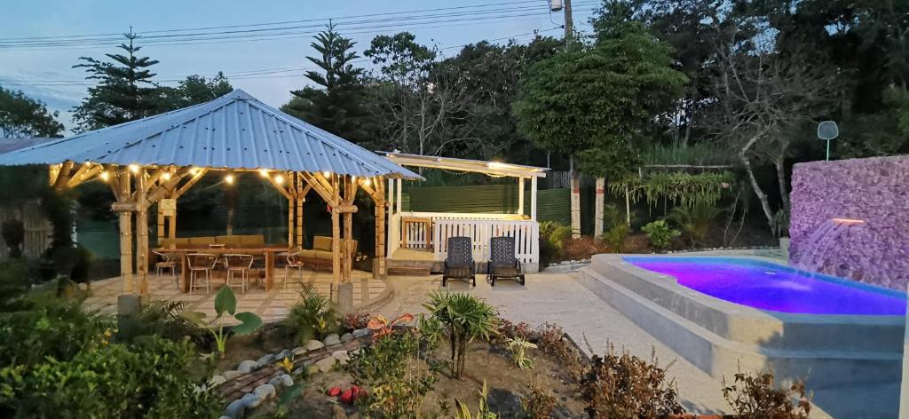 un patio trasero con cenador y piscina en Suites adosadas para familia en Liguiqui - Manta, en Manta