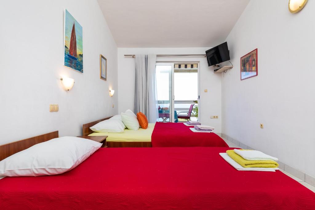 Postel nebo postele na pokoji v ubytování Apartments by the sea Duce, Omis - 13694