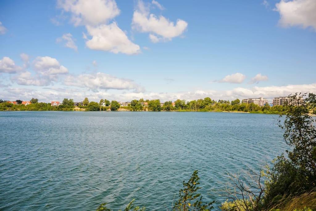 un grande bacino d’acqua con edifici sullo sfondo di Apartments-Malmö Arena-Eurovision Song Contest a Klagshamn