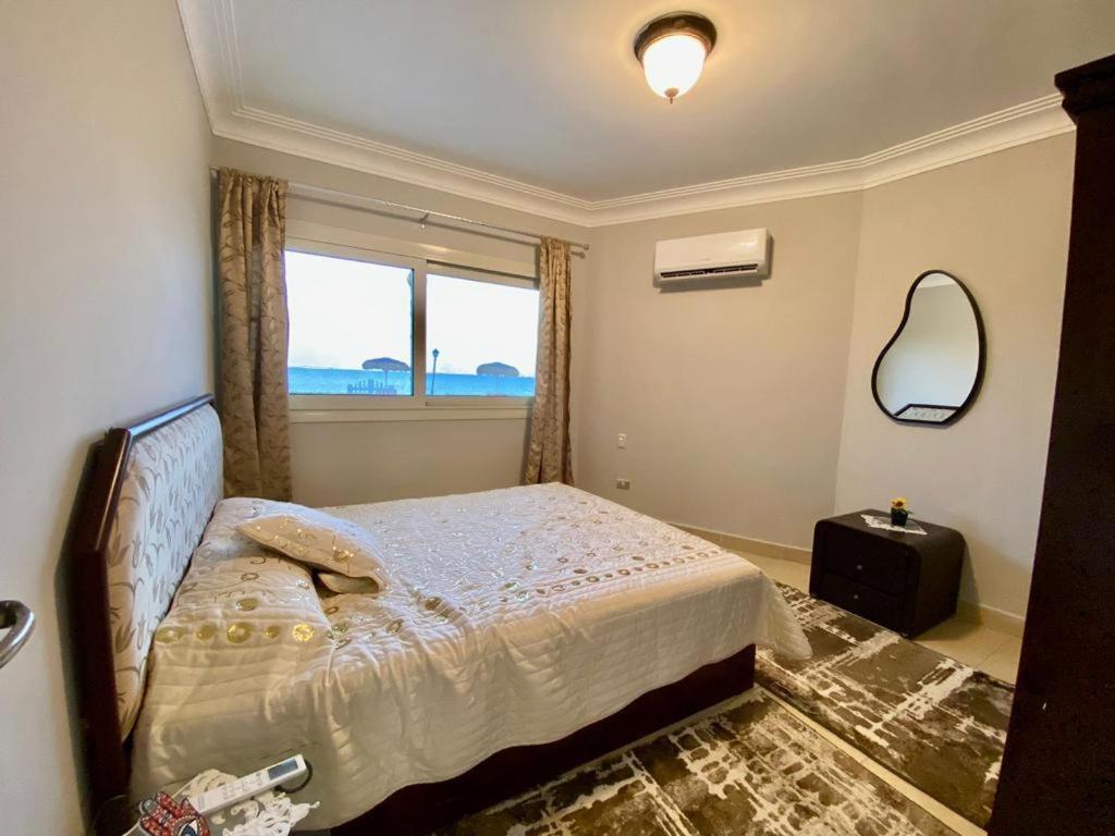 una camera con letto e finestra con vista sull'oceano di قرية البوريڤاچ1 a Fayed