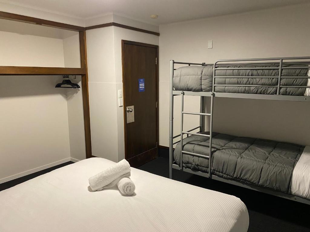 Postel nebo postele na pokoji v ubytování Pinewood Queenstown