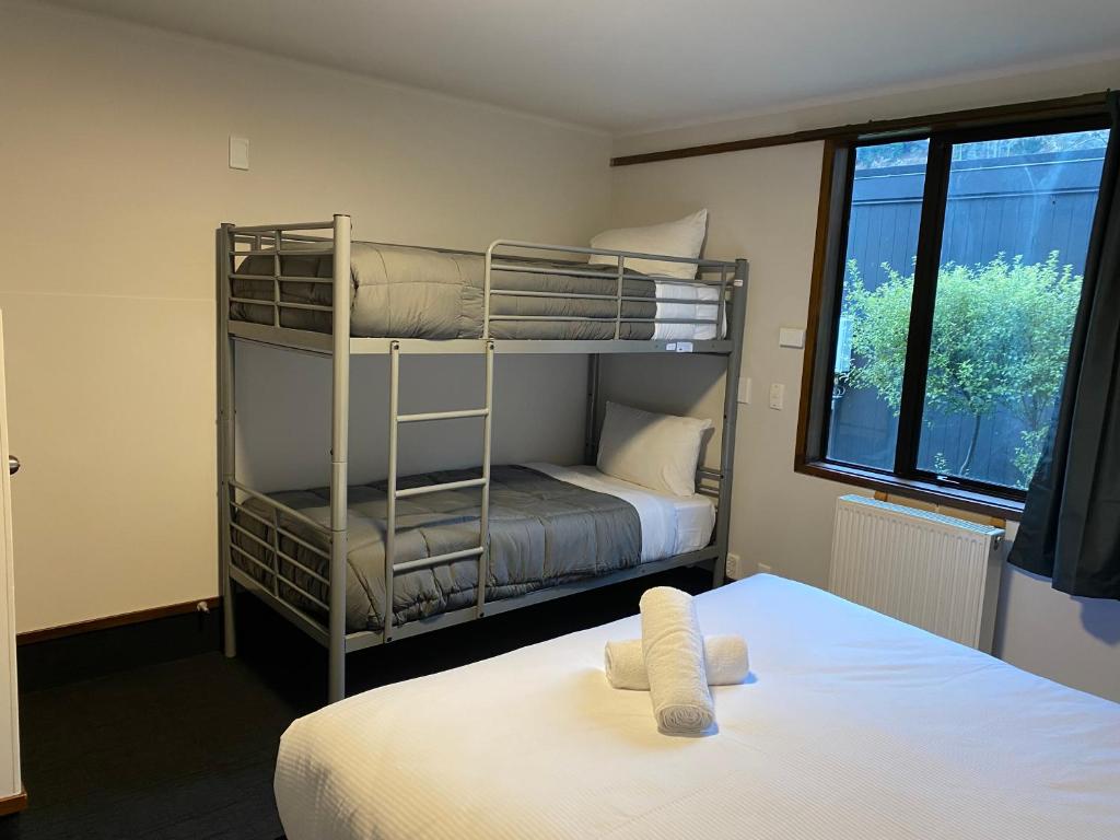 Postel nebo postele na pokoji v ubytování Pinewood Queenstown