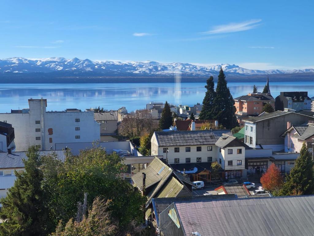 eine Stadt mit See und Bergen im Hintergrund in der Unterkunft Arrayan in San Carlos de Bariloche