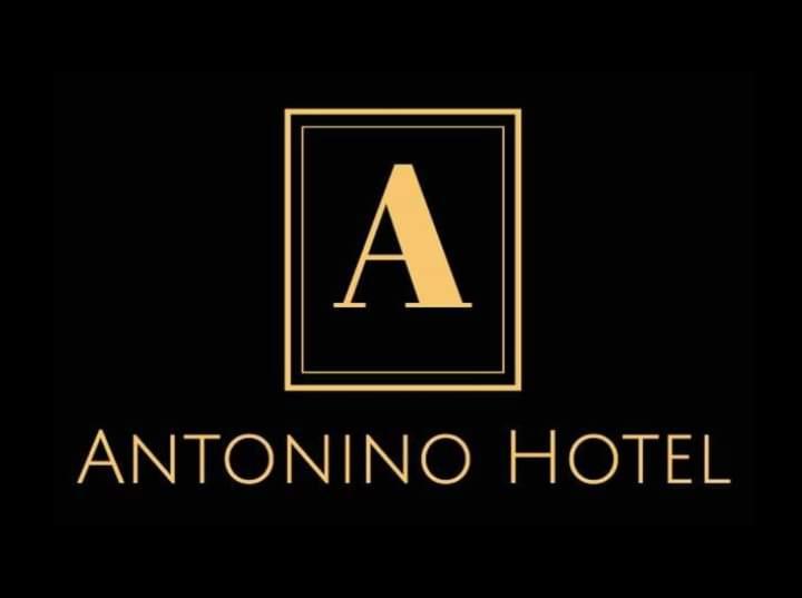 logotipo negro y dorado con hotel aaminino en ANTONINO HOTEL, en Chiclayo