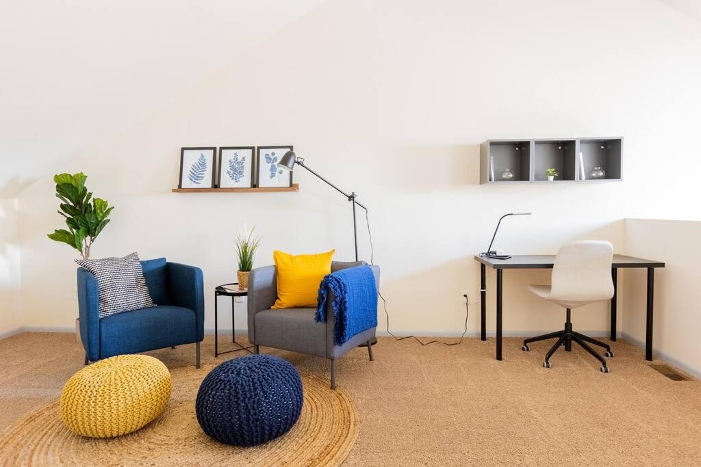 Cozy 2BR condo w/ valley views photo