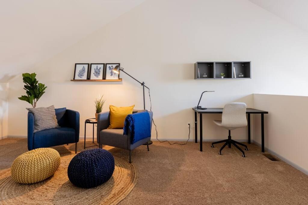 Cozy 2BR condo w/ valley views photo