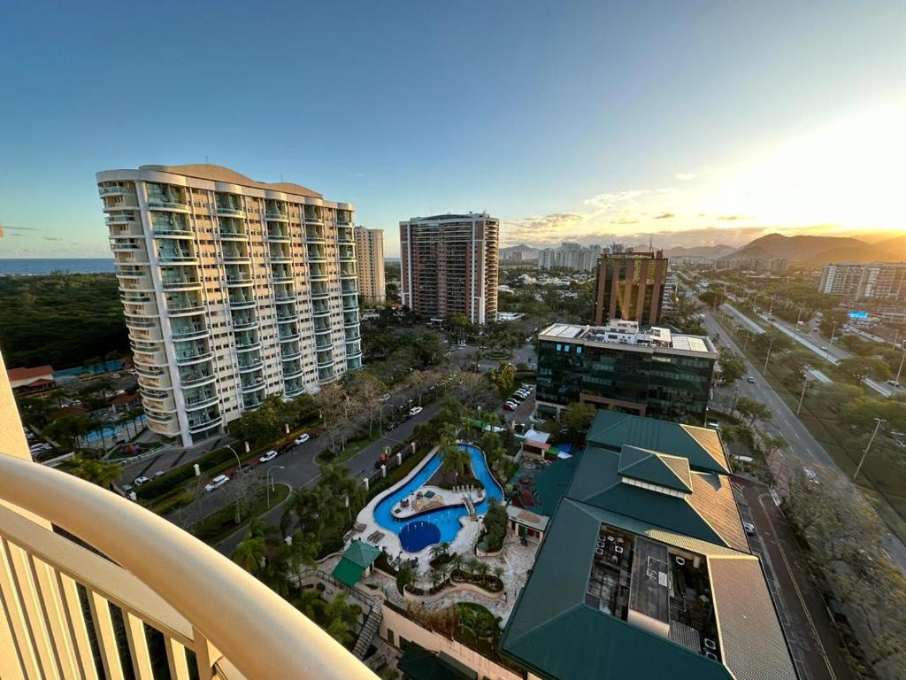 uitzicht op een stad met gebouwen en een zwembad bij Flat com Vista Panorâmica na Barra da Tijuca in Rio de Janeiro