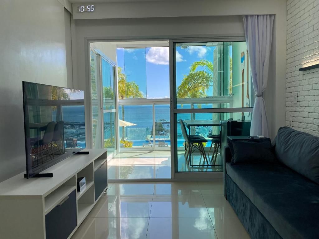 a living room with a couch and a view of the ocean at Apto VISTA MAR na Av Contorno in Salvador