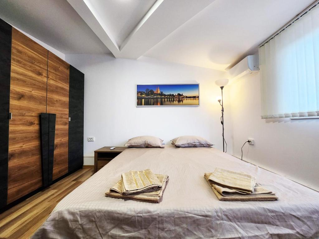 een slaapkamer met een bed met twee handdoeken erop bij Apartment Varna in Varna
