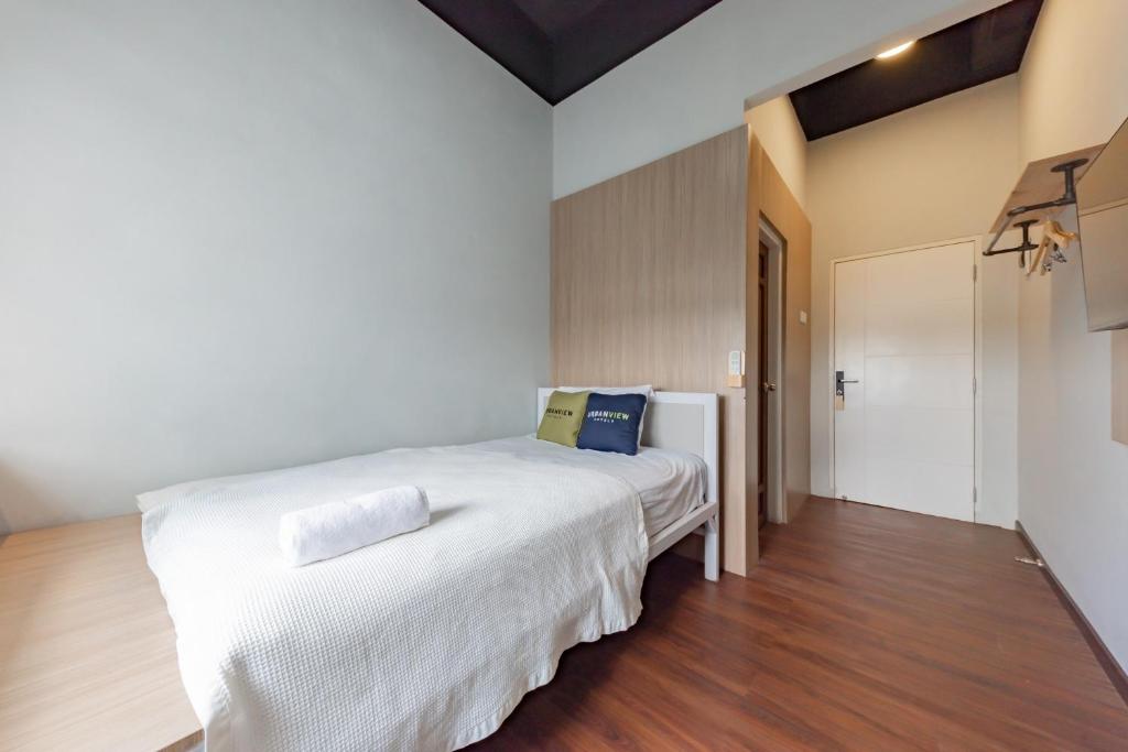 מיטה או מיטות בחדר ב-Urbanview Hotel The Tang Balikpapan by RedDoorz