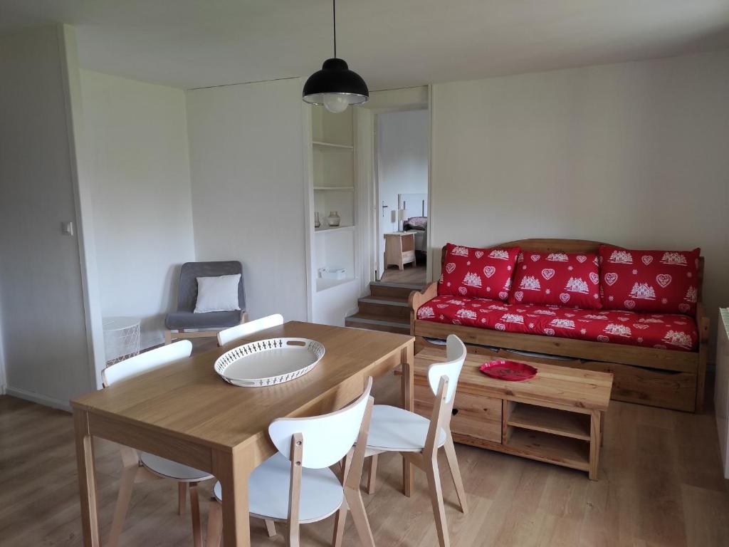sala de estar con mesa y sofá rojo en Appartement Autrans-Méaudre en Vercors-Autrans, 2 pièces, 4 personnes - FR-1-737-7 en Autrans