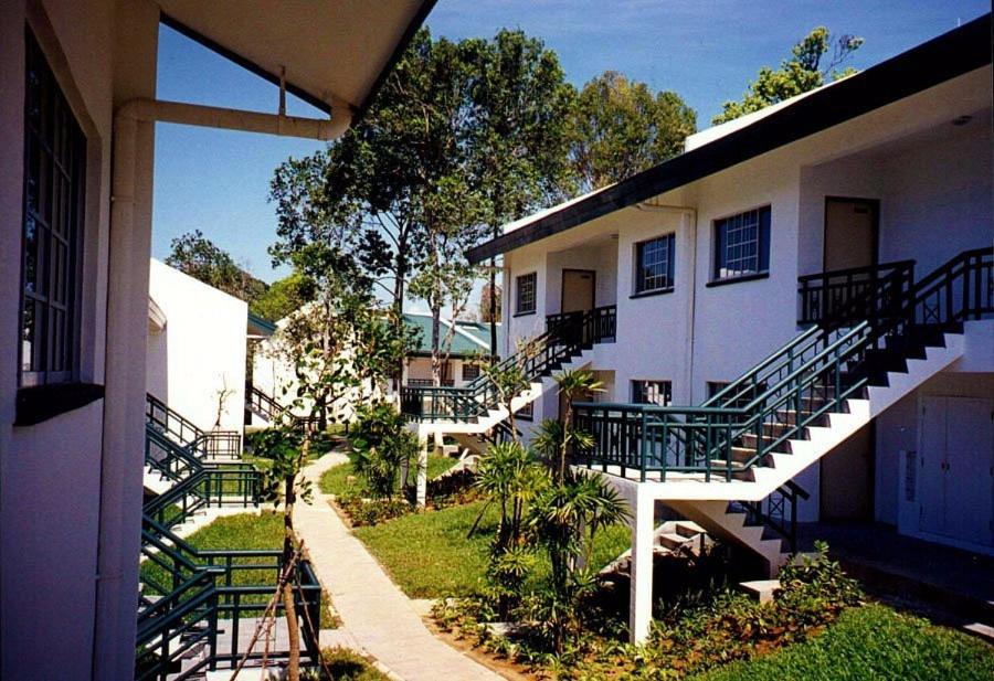 ein Gebäude mit einer Seitentreppe in der Unterkunft Bintan Service Apartment in Sebungsungai