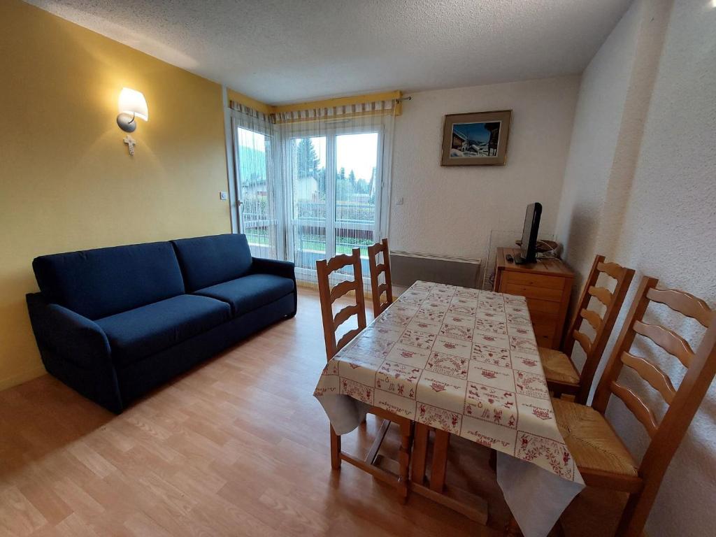 奧特朗的住宿－Appartement Autrans, 2 pièces, 4 personnes - FR-1-737-54，客厅配有桌子和蓝色沙发